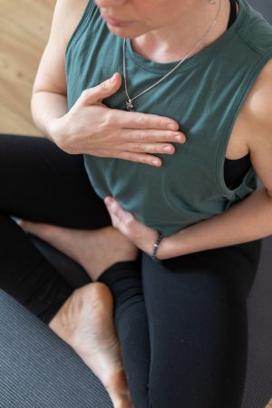 Yogalehrerin beim Yoga